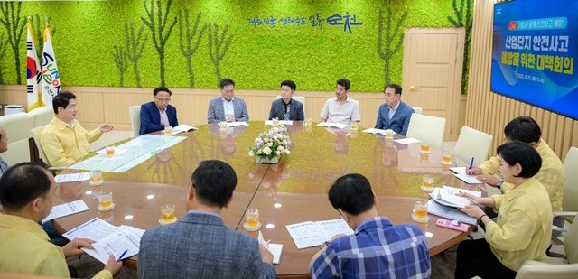노관규 순천시장, 율촌해룡산단협의회 정오용 회장, 주암농공단지 박종선 회장, (자)전남뿌리기업협회 이호재 회장, 조충갑 사무국장, 순천상공회의소 서호기 사무국장, 신성장산업과 산단개발팀장, 신성장산업과장, 율촌해룡산단협의회 김재수 사무국장, 서면일반산단 이재근 사무국장, 미래산업국장, 서면일반산단 강영춘 회장    (시계방향)