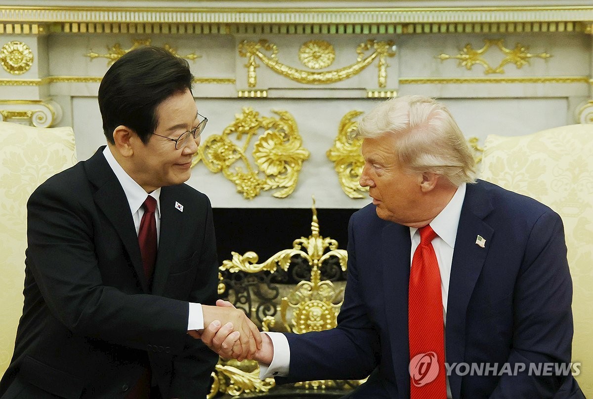 이재명 대통령이 25일(현지시간) 한미 정상회담을 위해 미국 워싱턴 DC 백악관에 도착해 도널드 트럼프 미국 대통령과 악수하고 있다. / 연합뉴스