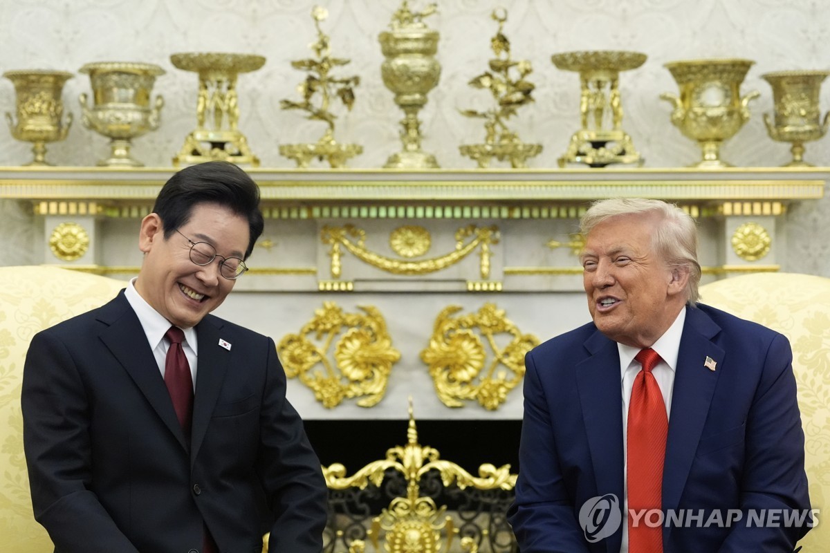 25일(현지시간) 미 백악관에서 열린 한미정상회담 도중 함께 웃는 이재명 대통령과 도널드 트럼프 미국 대통령 /     AP=연합뉴스