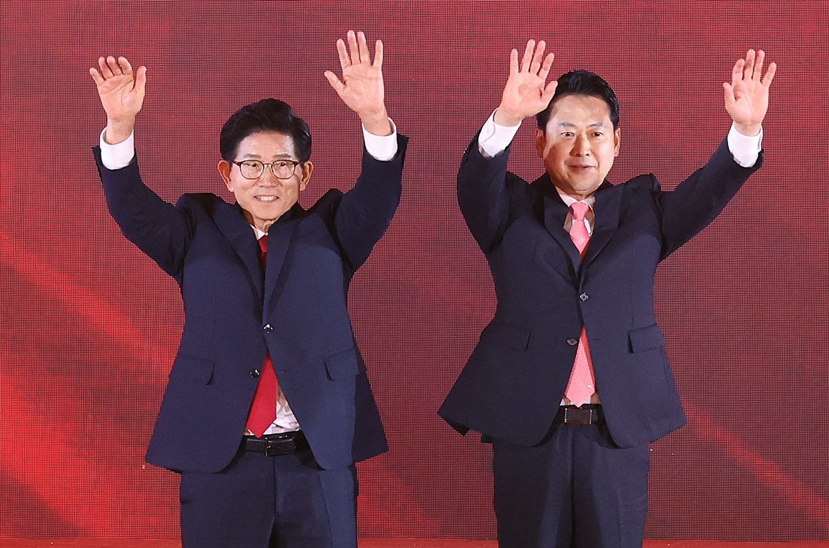김문수, 장동혁 국민의힘 대표 후보가 지난 22일 충북 청주 오스코에서 열린 국민의힘 제6차 전당대회에서 결전 진출에 성공한 뒤 손을 들어 인사하고 있다.     국민의힘은 26일 국회도서관에서 차기 대표를 선출한다. / 뉴스1