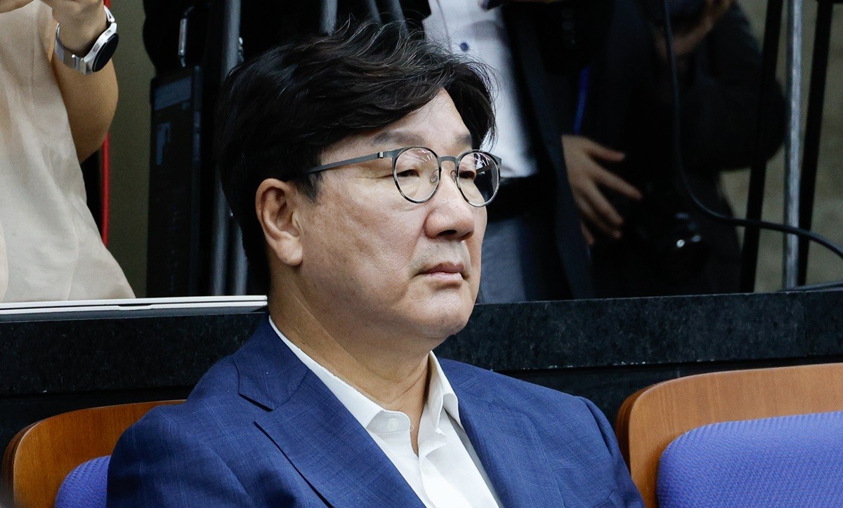 권성동 국민의힘 의원이 지난 21일 서울 여의도 국회에서 열린 의원총회에 자리하고 있다. 자료 사진. 권 의원은 26일 페이스북에 올린 글에서 '저는 특검 측이 주장하는 모든 사안에 대해 결백하다. 그렇기에 당당하다'라고 말했다. / 뉴스1