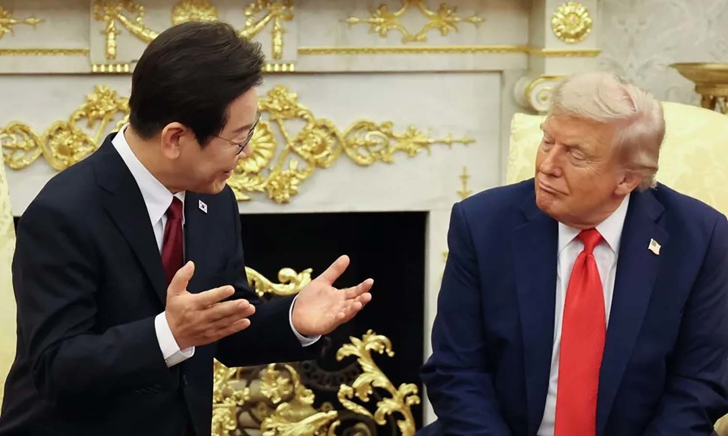 이재명 대통령이 25일(현지시각) 미국 워싱턴 DC 백악관 오벌오피스에서 도널드 트럼프 미국 대통령과 한미 정상회담을 하고 있다. / 연합뉴스