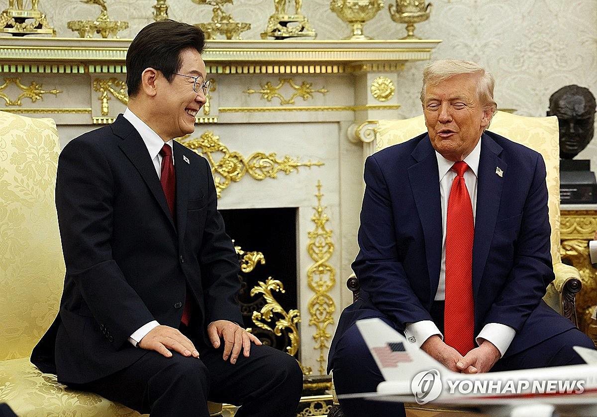 이재명 대통령이 25일(현지시간) 미국 워싱턴 DC 백악관 오벌오피스에서 도널드 트럼프 미국 대통령과 한미 정상회담을 하고 있다 / 연합뉴스