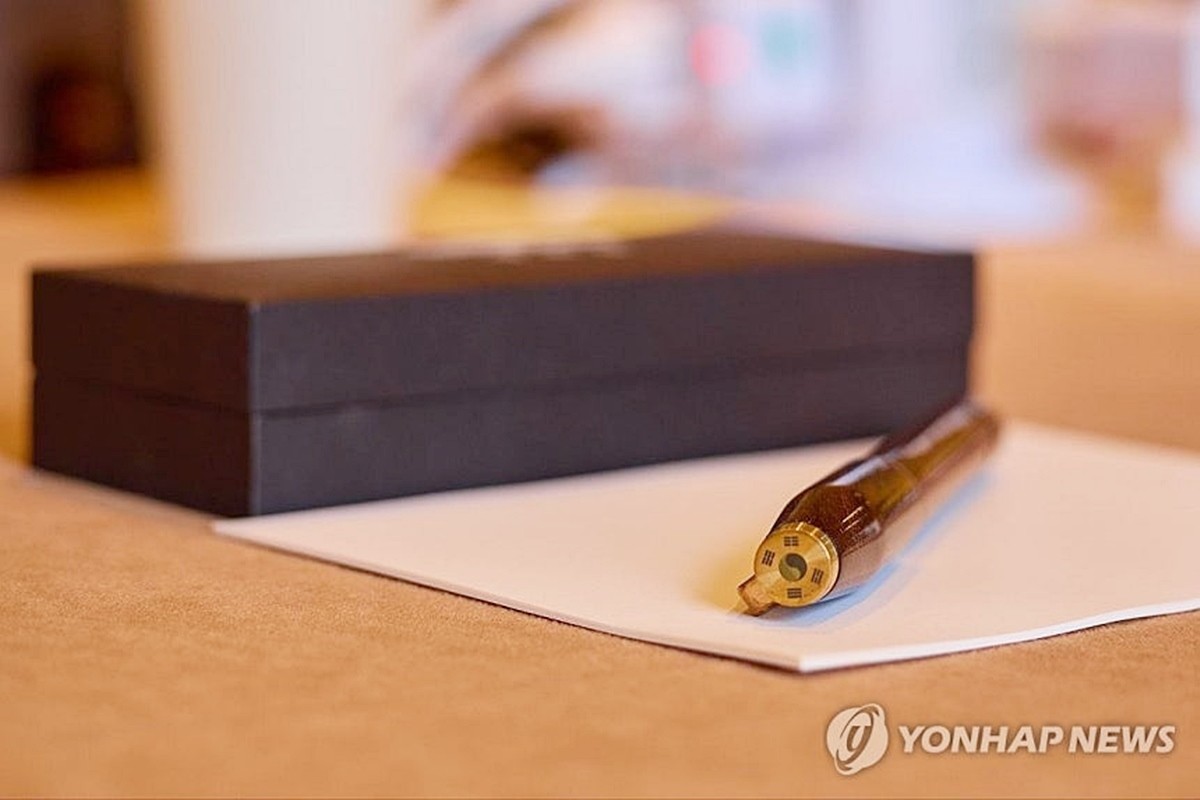 대통령실이 25일(현지 시간) 공개한 한미정상회담을 위해 이재명 대통령이 준비한 선물. 명장이 제작한 금속 거북선, 국산 골드파이브 수제 맞춤형 퍼터, 카우보이 마가 모자, 펜 등이다. 해당 펜은 애초 선물이 아닌 이 대통령의 서명용이었지만 트럼프 대통령의 요청으로 즉석에서 선물했다. / 대통령실 제공-연합뉴스