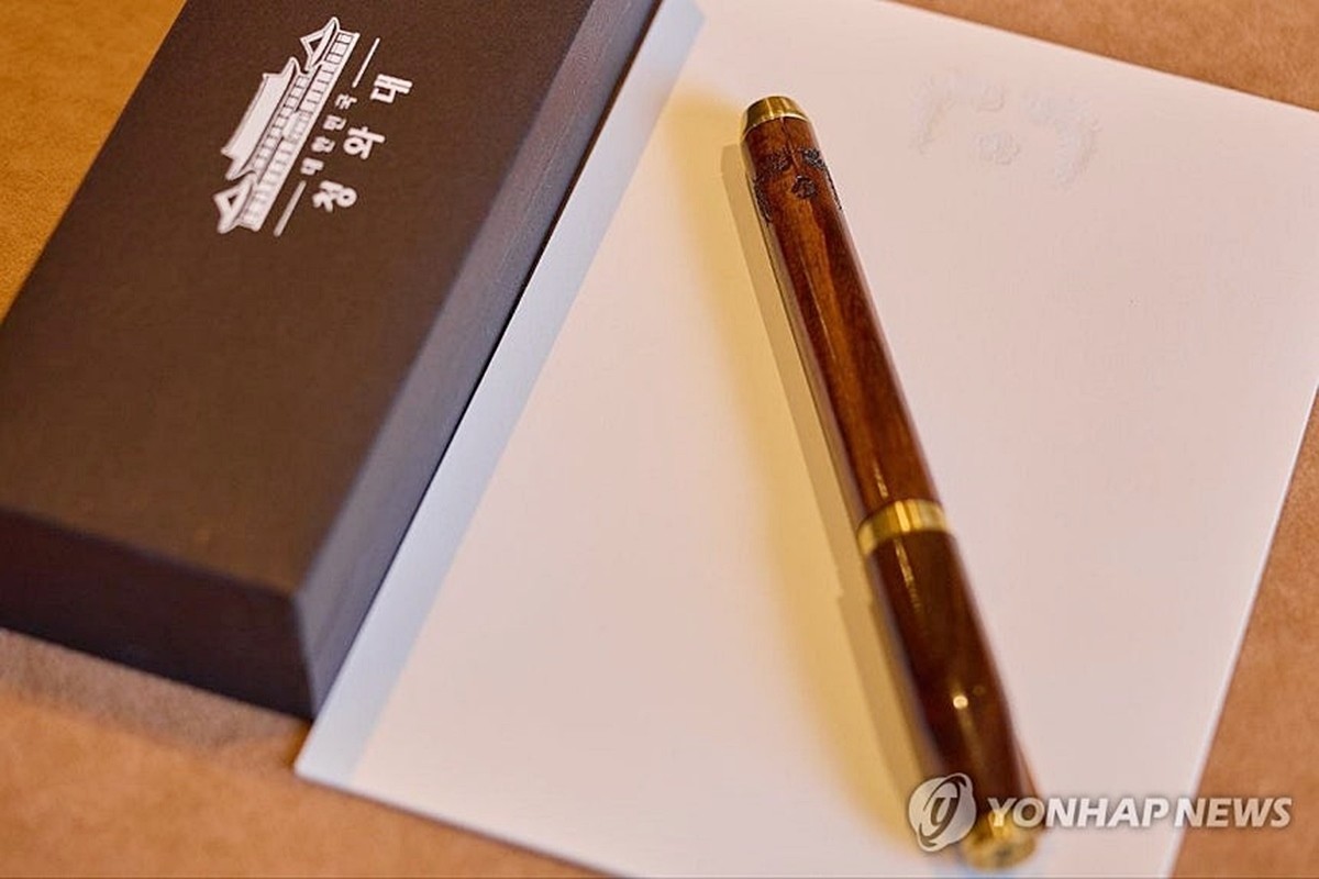 대통령실이 25일(현지 시간) 공개한 한미정상회담을 위해 이재명 대통령이 준비한 선물. 명장이 제작한 금속 거북선, 국산 골드파이브 수제 맞춤형 퍼터, 카우보이 마가 모자, 펜 등이다. 해당 펜은 애초 선물이 아닌 이 대통령의 서명용이었지만 트럼프 대통령의 요청으로 즉석에서 선물했다./ 대통령실 제공-연합뉴스