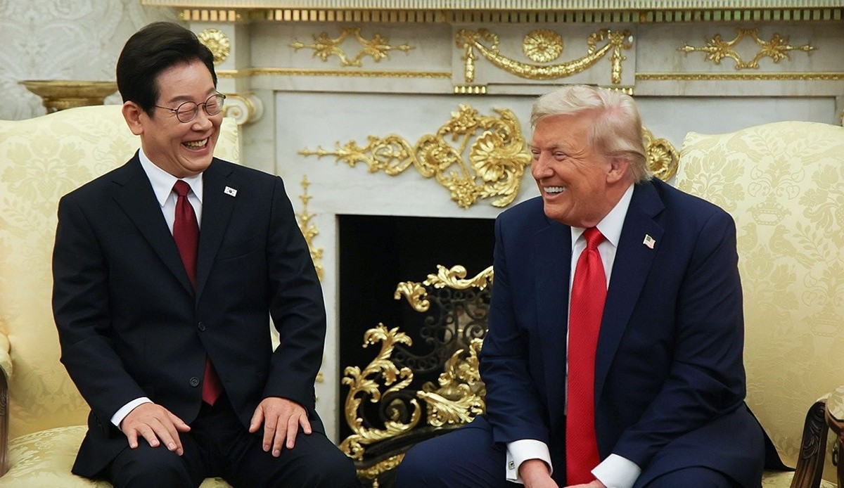 이재명 대통령이 25일(현지 시각) 미국 워싱턴 DC 백악관 오벌오피스에서 도널드 트럼프 미국 대통령과 한미 정상회담을 하며 함께 웃고 있다.  / 연합뉴스