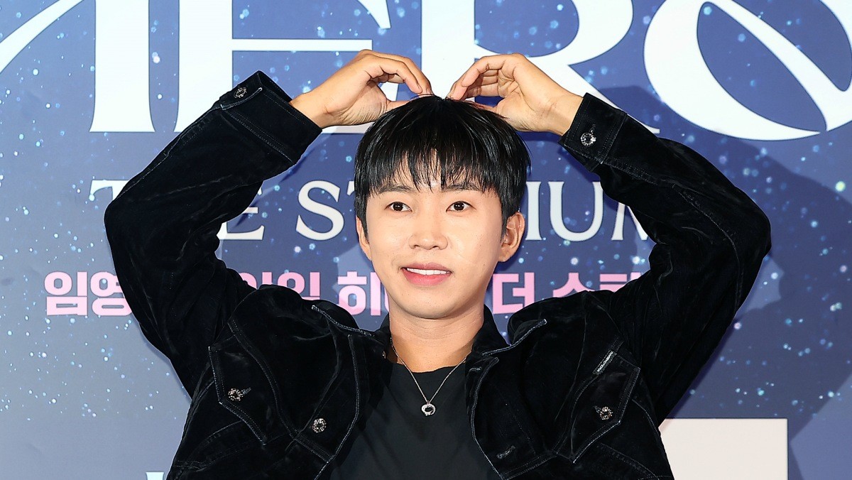 가수 임영웅이 지난해 8월 22일 서울 CGV 용산아이파크몰에서 열린 '임영웅│아임 히어로 더 스타디움' 무대인사에 참석해 포즈를 취하고 있는 모습. / 뉴스1