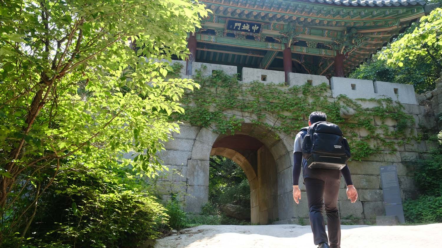 삼성전자서비스 엔지니어가 산간 지역 출장서비스를 위해 이동하는 모습. / 삼성전자서비스