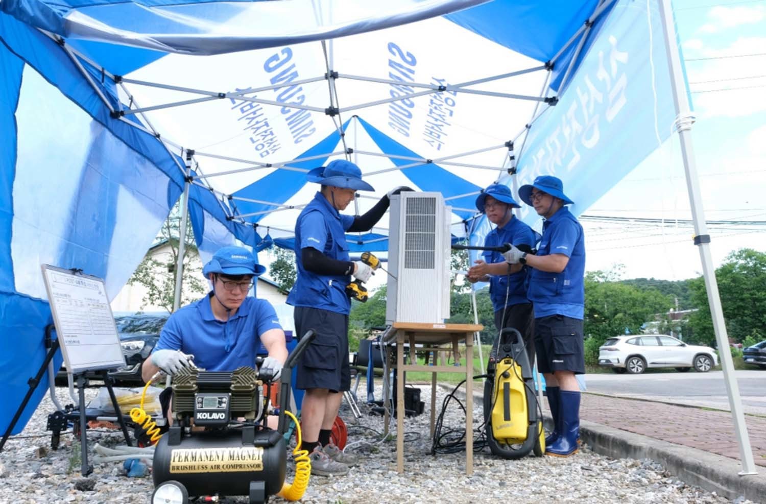 수해지역에 파견된 삼성전자서비스 수해 복구 특별 점검 서비스팀. / 삼성전자서비스