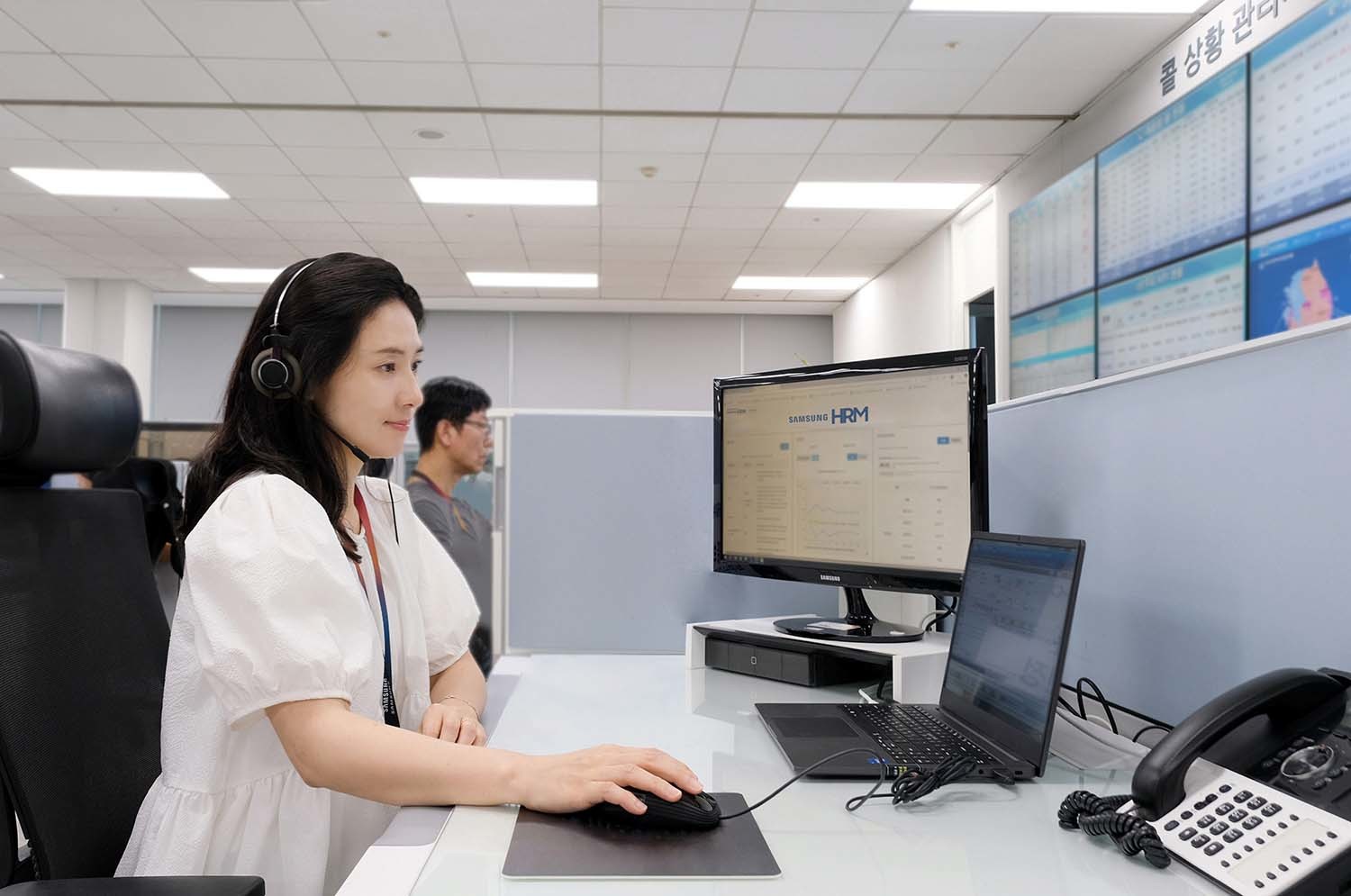 삼성전자서비스 상담사가 AI가 분석한 가전제품 데이터를 보며 상담하는 모습. '/ 삼성전자서비스