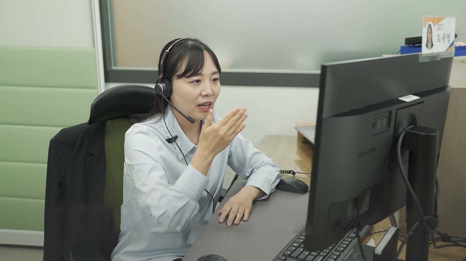 삼성전자서비스 수어 상담사가 상담을 진행하는 모습. /  삼성전자서비스