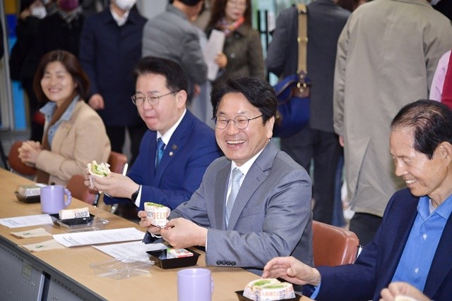 강기정 광주광역시장이 지난 2023년 3월27일 광산구 하남근로자종합복지관 1층에 마련된 산단근로자 조식지원 '간편한 아침한끼' 개소식에 참석해 근로자들과 샌드위치를 먹으며 대화를 나누고 있다./광주광역시 제공