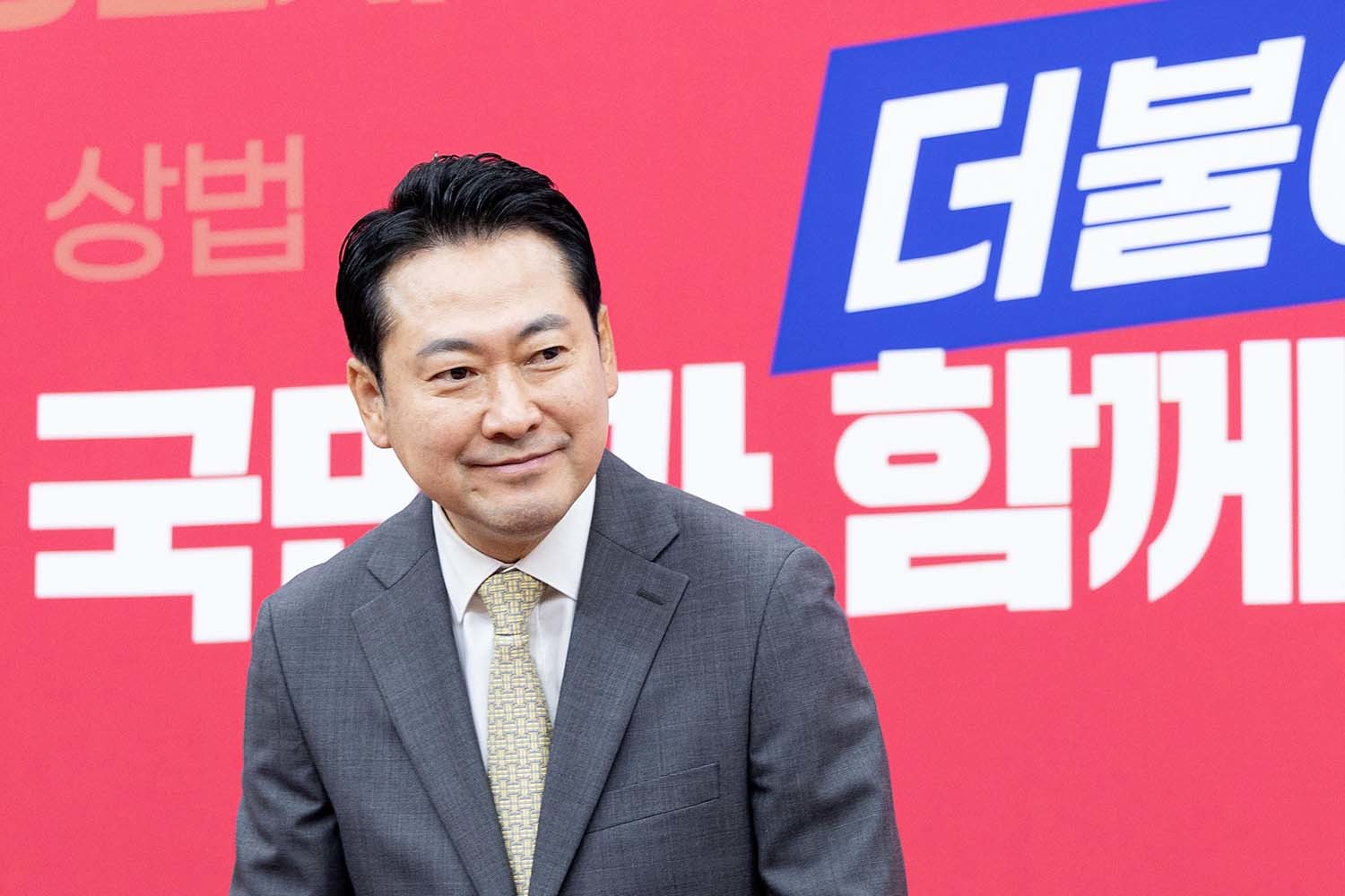 장동혁 국민의힘 신임 당대표가 26일 서울 여의도 국회에서 당선 기자회견에 앞서 인사하고 있다. 장 대표는 이날 오전 국회 도서관 대강당에서 열린 국민의힘 제6차 전당대회에 결선 투표에서 22만302표를 득표했다. 막판 경쟁을 벌인 김문수 후보는 21만 7935표를 득표하며 낙마했다. 2367표차다. / 뉴스1