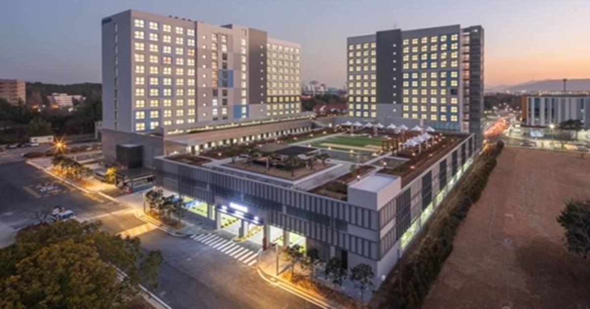 포스코A&C가 설계·시공을 주도한 12층 규모의 기숙사 건물인 ’포스코 광양 기가타운‘ 조감도 참고 사진/포항시