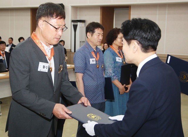 김대중 전남교육감이 퇴직교원에 훈포장을 전수하고 있다.