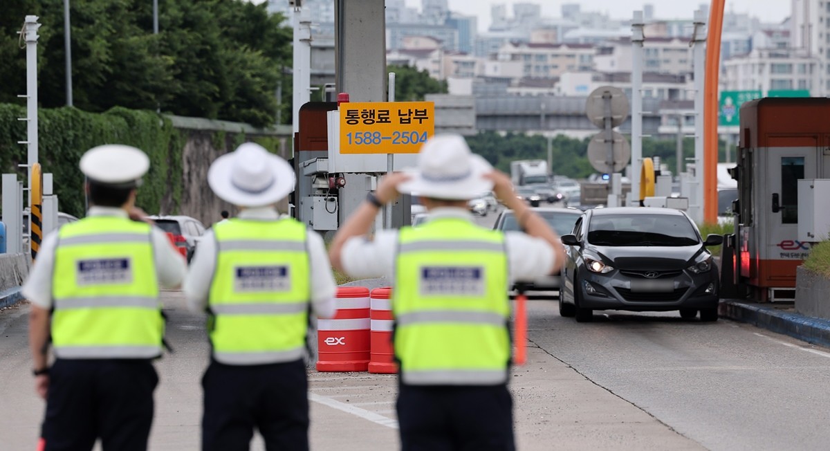 지난 6월 톨게이트에서 진행된 체납 및 과태료 체납차량 합동 단속 모습 / 뉴스1