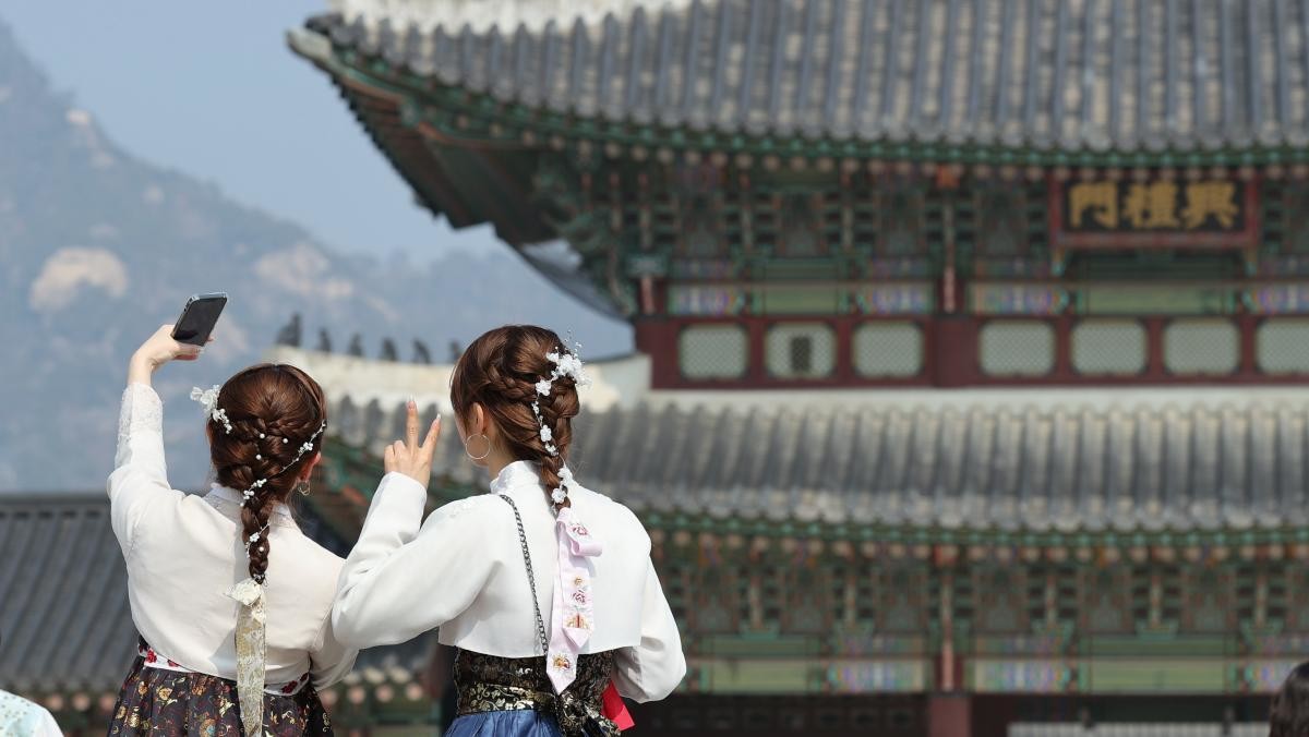 서울 경복궁을 찾은 외국인 관광객들이 기념촬영을 하고 있다.  / 연합뉴스