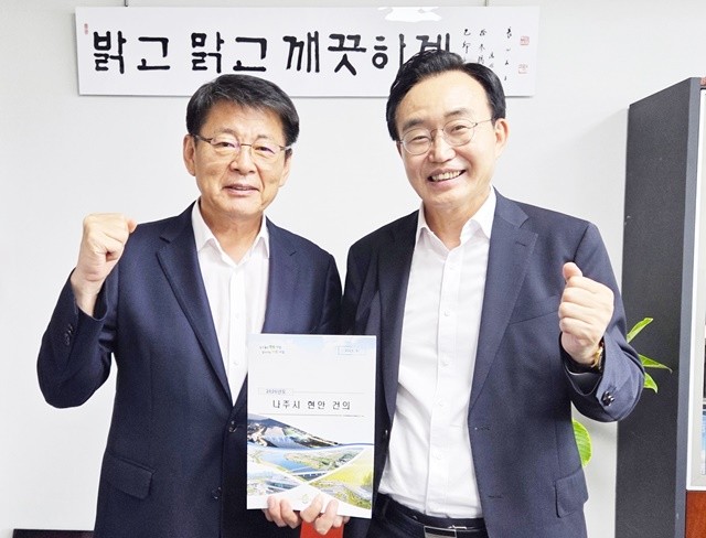 윤병태 나주시장(오른쪽)이 서삼석 더불어민주당 호남발전특별위원장(왼쪽)에게 나주시 핵심 현안 사업을 설명하고 지원을 요청했다.
