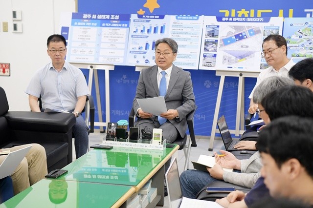 강기정 광주광역시장이 지난 8월18일 시청 기자실에서 기자들과 만나 인공지능(AI) 2단계 사업인 ‘AX(인공지능전환) 실증밸리 조성사업’ 계획을 밝히고 있다./광주광역시 제공