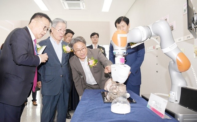 강기정 광주광역시장이 26일 북구 광주첨단과학국가산업단지 내 건립된 ‘마이크로의료로봇 개발지원센터’ 준공식에 참석해 전시된 능동캡슐내시경 로봇 시연을 살펴보고 있다./광주광역시 제공