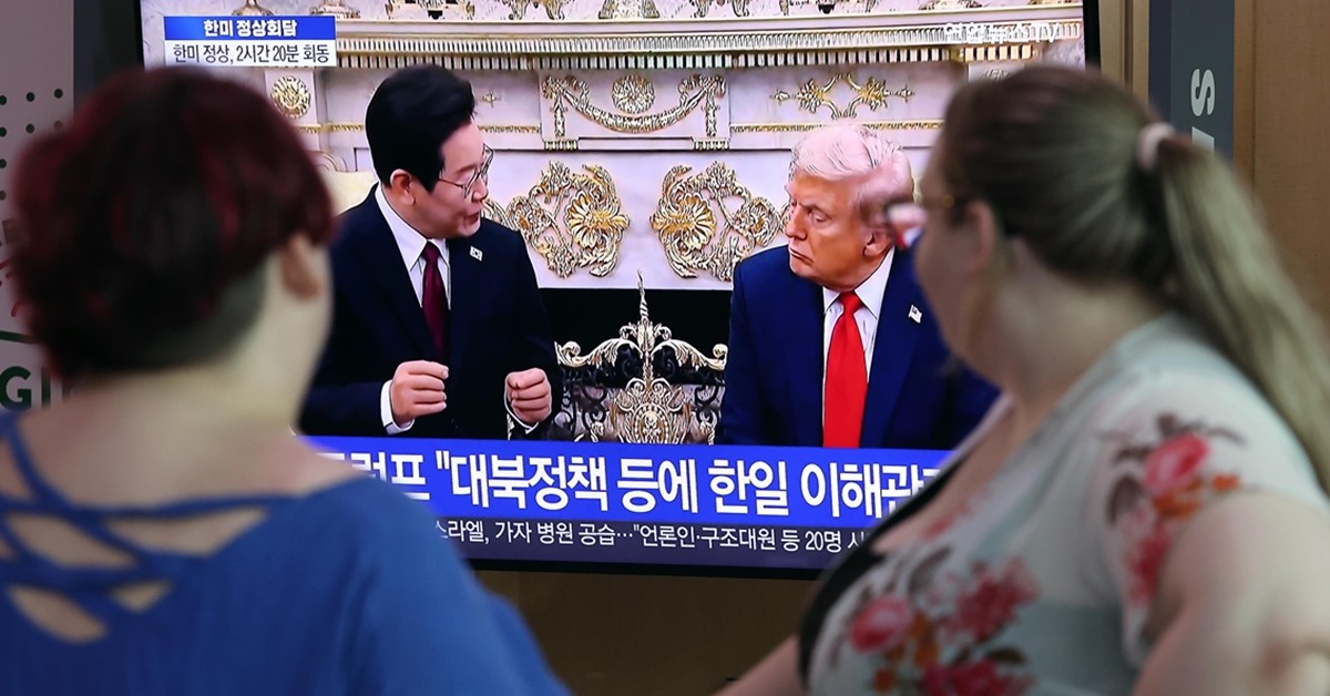 26일 오전 서울 용산구 한강대로 서울역 대합실에서 외국인들이 이재명 대통령과 도널드 트럼프 미국 대통령 간 한미 정상회담 관련 뉴스를 지켜보고 있다. / 사진=뉴스1, 뉴스 화면=연합뉴스TV