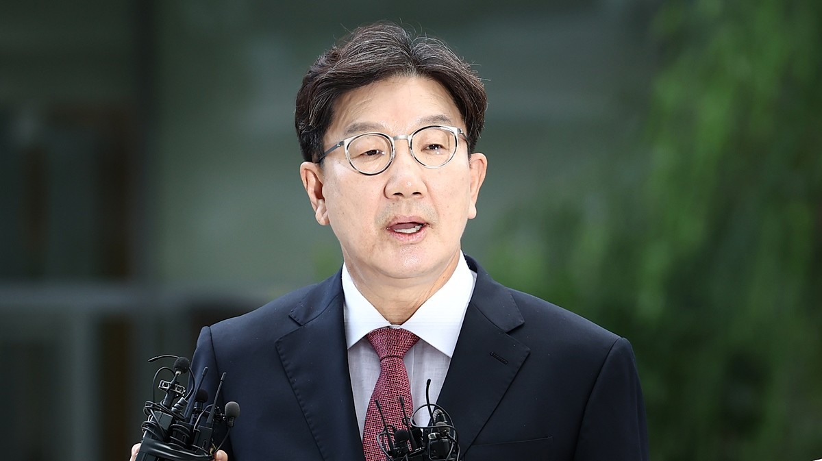 권성동 국민의힘 의원이 27일 오전 서울 종로구에 마련된 김건희 특검팀(특별검사 민중기) 사무실로 통일교 부정 청탁 의혹 관련 조사를 받기 위해 출석하고 있다. / 뉴스1