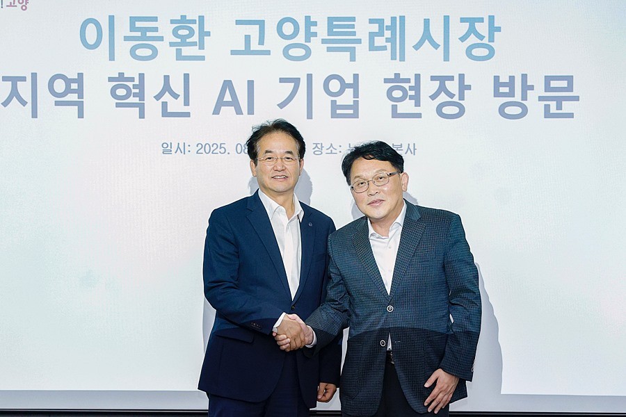 이동환 고양시장‘뉴엔AI’방문 기념 촬영_이동환 고양특례시장(왼쪽), 뉴엔AI 배성환 대표(오른쪽)