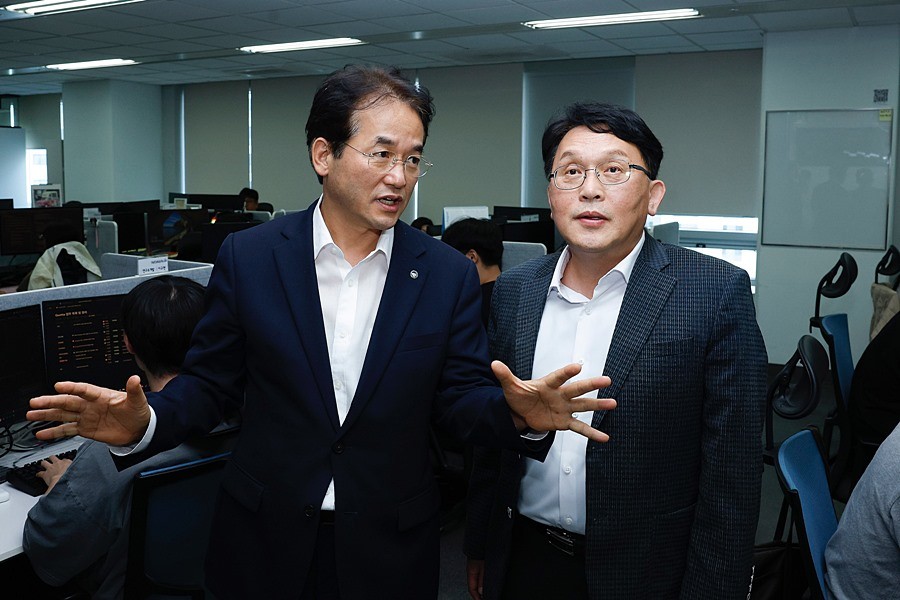 이동환 고양시장과 배성환 뉴엔AI 대표가 사무실을 둘러보며 이야기 나누고 있다