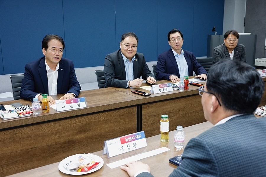 이동환 고양시장을 비롯한 고양시 방문단과 ‘뉴엔AI’측이 환담을 나누고 있다