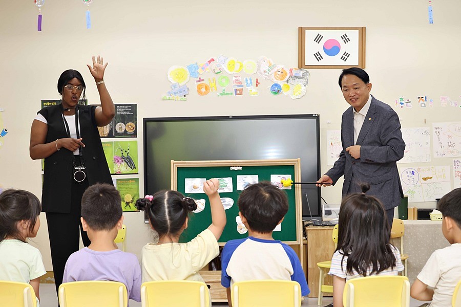 김찬진 동구청장이 지난 26일 관내 재능대학교 부속유치원 해오름반(6세반)에서 진행된 원어민 영어교실 수업 현장을 방문해 강의를 진행하고 있다