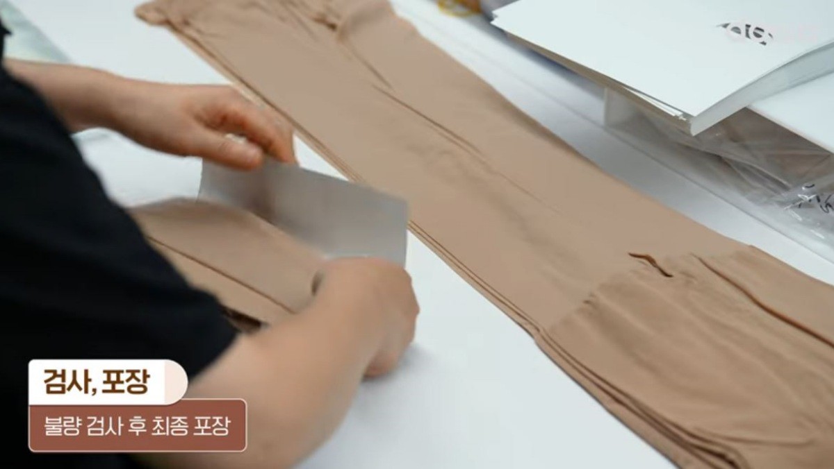 다이소 '신영(by VENUS) 올풀림방지 팬티 스타킹'의 실제 생산 공정 과정 영상 중 일부. / 유튜브 '다이소'