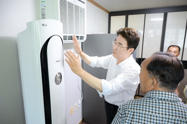 지난 7월 노관규 순천시장이 폭염피해 예방을 위해 무더위쉼터 조곡경로당을 방문해 냉방기기를 살피고 있다
