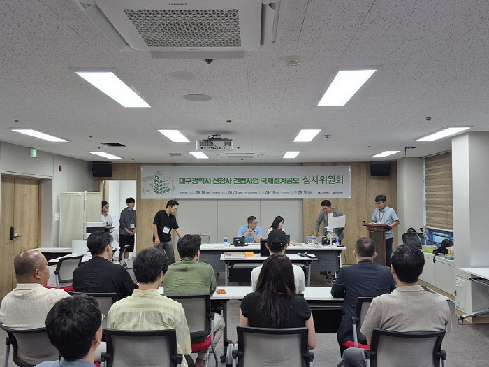 대구시가 지난 26일 신청사 건립을 위한 국제설계공모 접수를 마감한 결과 총 14개의 작품이 접수됐다. 사진은 국제설계공모 심사위원 추첨 모습 / 대구시 제공