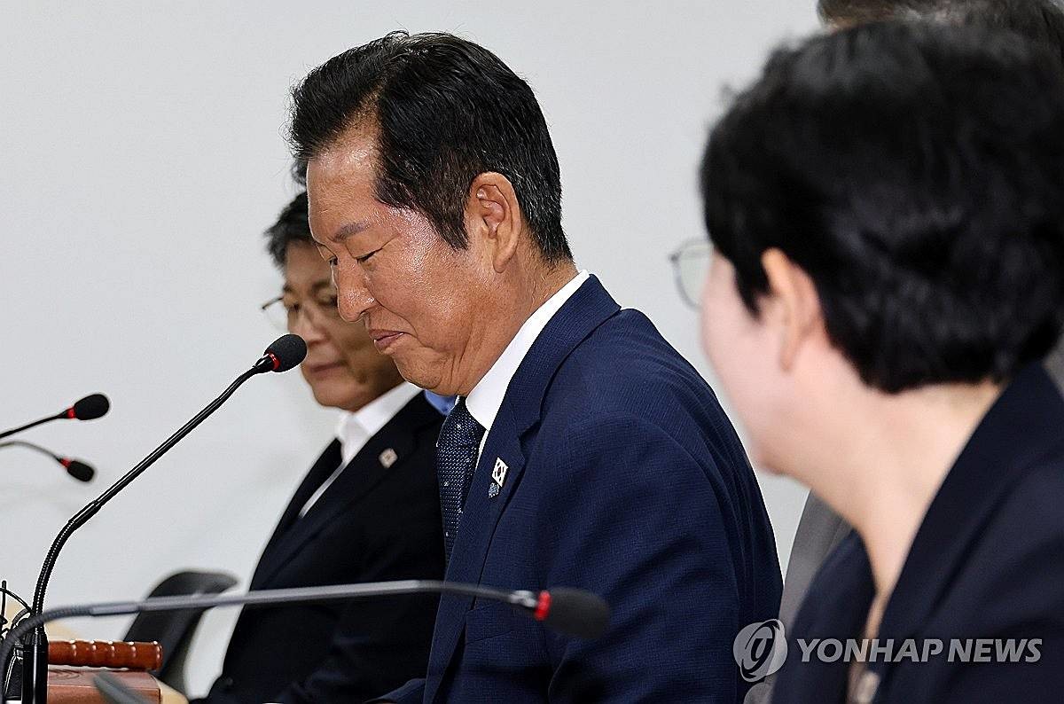 더불어민주당 정청래 대표가 27일 오전 대전시 중구 용두동 더불어민주당 대전시당에서 열린 현장 최고위원회의에 참석해 미소 짓고 있다 / 연합뉴스