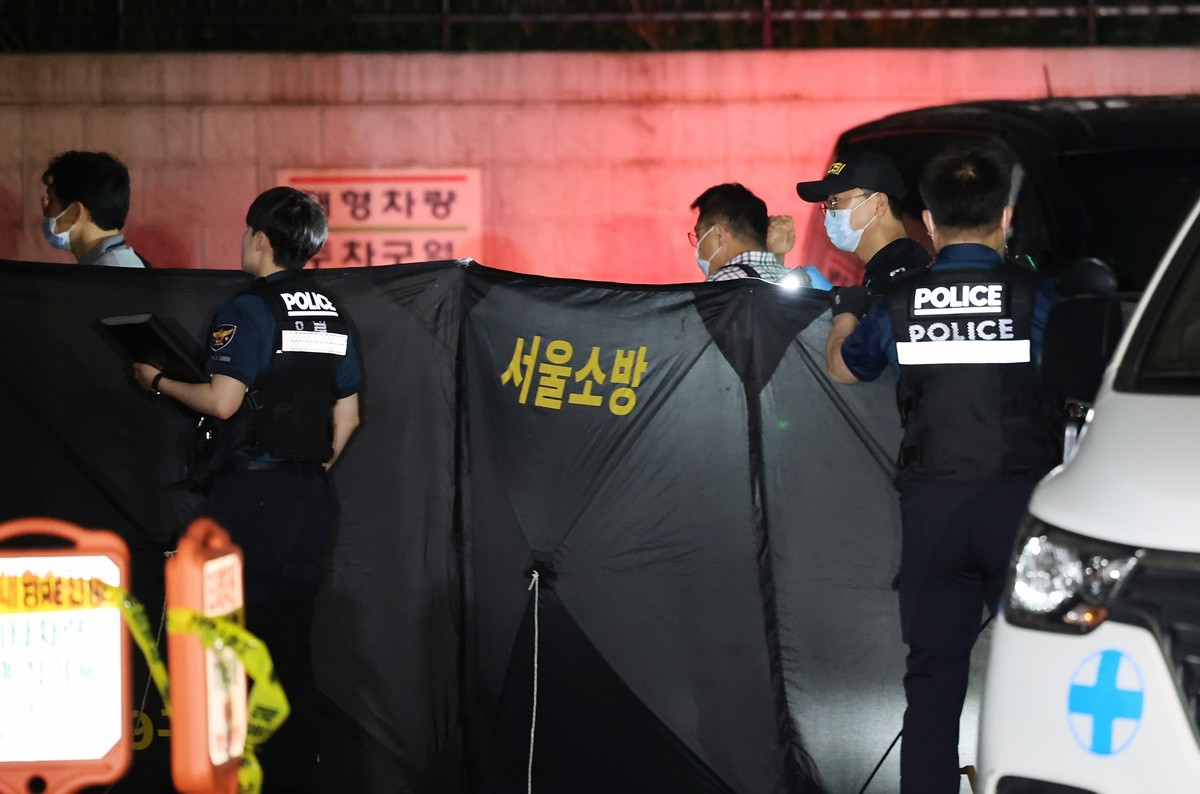 사고 현장을 경찰 등 관계자들이 수습하고 있다. / 뉴스1