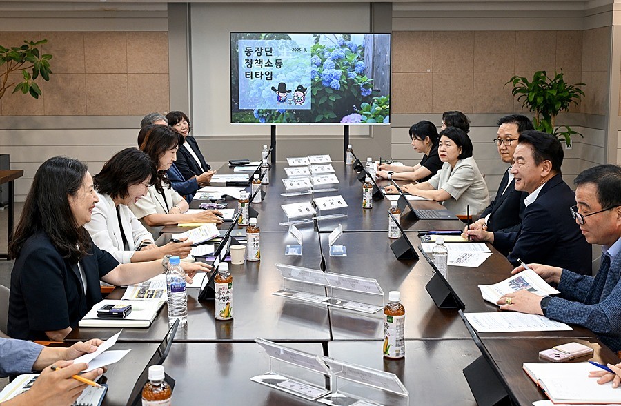 김동근 시장이 8월 27일 ‘동장단 정책소통 티타임’을 진행하고 있다