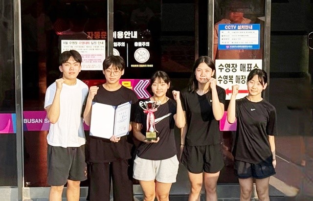 왼쪽부터 강윤호,김원우(이상 2학년), 윤효정(이상 3학년), 오수현, 김여울(이상 1학년)