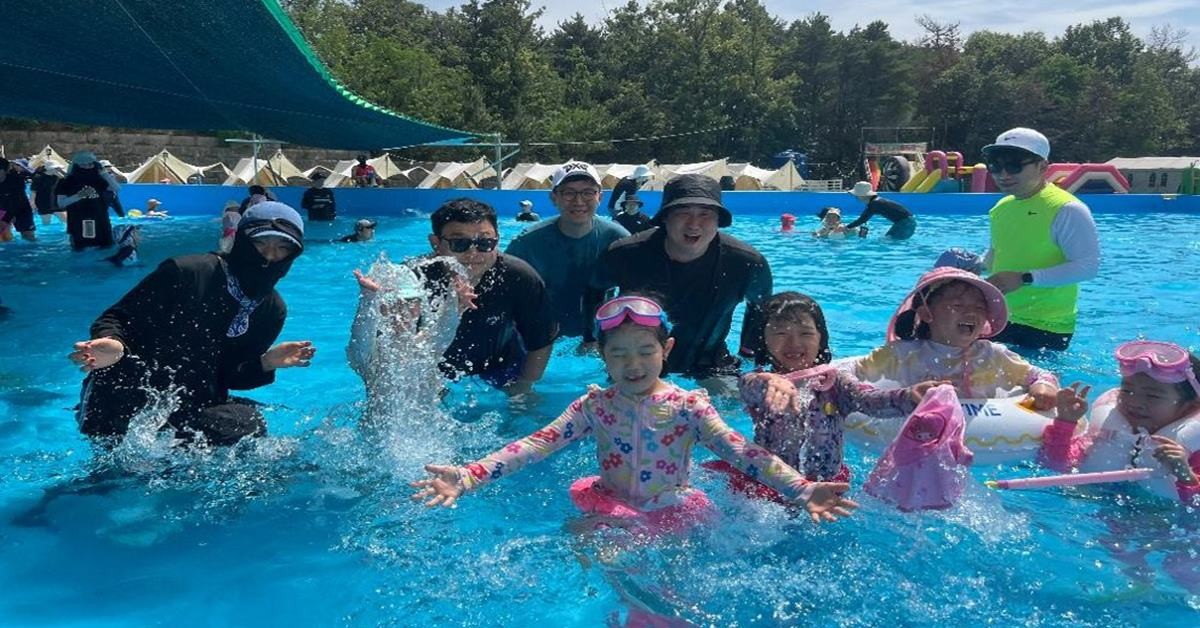 포스코어린이집 아이들이 아빠와 함께 물놀이를 즐기고 있다./포스코
