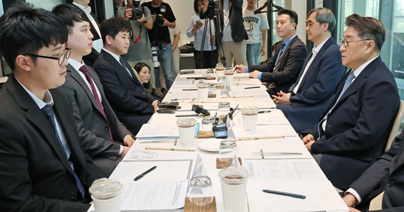 26일 오후 서울 중구 서울역 내 한 음식점에서 열린 대한전공의협의회와 대한수련병원협의회의 간담회에서 김원섭 대한수련병원협의회 회장이 모두발언을 하고 있다. / 뉴스1