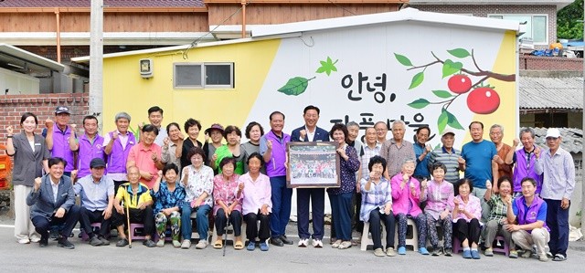 장성군이 ‘고향마을 공동체 활성화사업’을 추진 중이다. 남면 자풍마을 사진 전달식을 찾은 김한종 군수