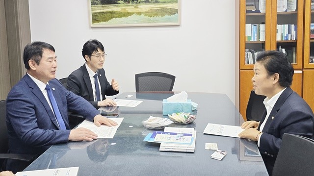 이정선 광주시교육감은 27일 국회를 방문해 교육위원회 문정복 의원을 만나 광주교육 현안에 대한 협조를 요청했다./광주시교육청 제공