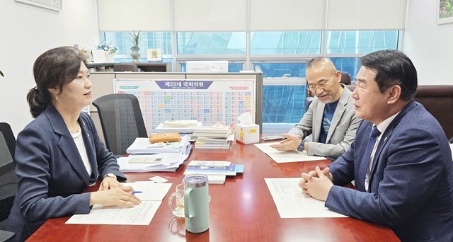 이정선 광주시교육감은 27일 국회를 방문해 교육위원회 강경숙 의원을 만나 광주교육 현안에 대한 협조를 요청했다./광주시교육청 제공