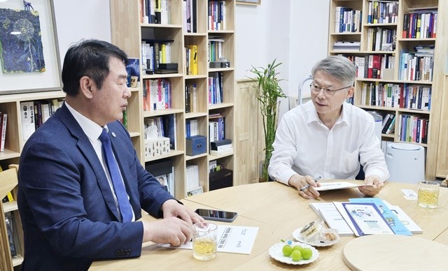 이정선 광주시교육감은 27일 국회를 방문해 광주지역 국회의원인 민형배의원과 잇따라 만나 광주교육 발전을 위해 협력해줄 것을 요청했다./광주시교육청 제공