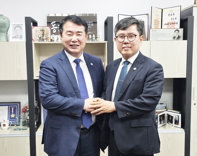 이정선 광주시교육감은 27일 국회를 방문해 광주지역 국회의원인 안도걸 의원과 잇따라 만나 광주교육 발전을 위해 협력해줄 것을 요청했다./광주시교육청 제공