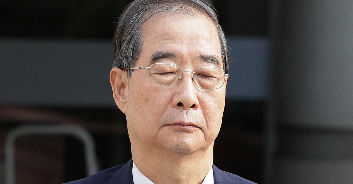 12·3 비상계엄 과정에서 윤석열 전 대통령의 내란 행위를 방조한 혐의를 받는 한덕수 전 국무총리가 27일 오후 서초구 서울중앙지방법원에서 열린 구속 전 피의자 심문(영장실질심사)을 마친 후 호송차에 탑승하고 있다. / 뉴스1