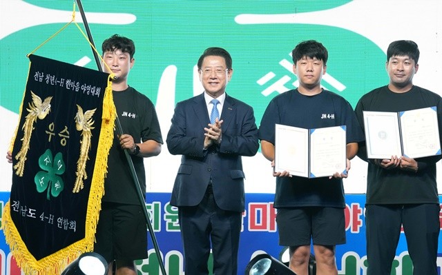 김영록 전라남도지사가 27일 진도 실내체육관에서 열린 ‘2025 전남 청년4-H회원 한마음 야영교육 봉화식’에 참석해 표창장을 수여한 뒤 기념촬영을 하고 있다. / 전남도