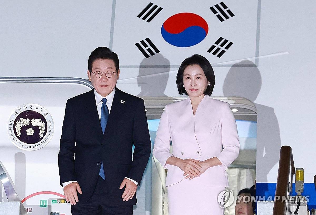 이재명 대통령과 김혜경 여사가 일본·미국 방문 일정을 마치고 28일 경기도 성남 서울공항에 도착하고 있다 / 연합뉴스