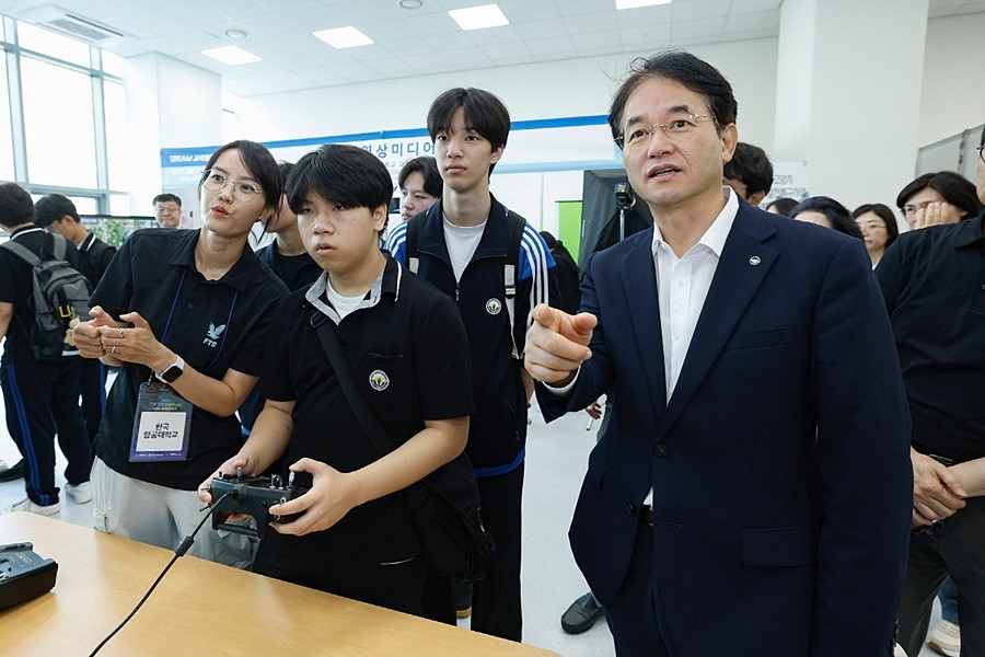 ‘2025 고양 미래 진로박람회’진로 체험 부스를 방문한 이동환 고양특례시장이 학생들과 함께 진로 체험을 하며 소통하고 있다