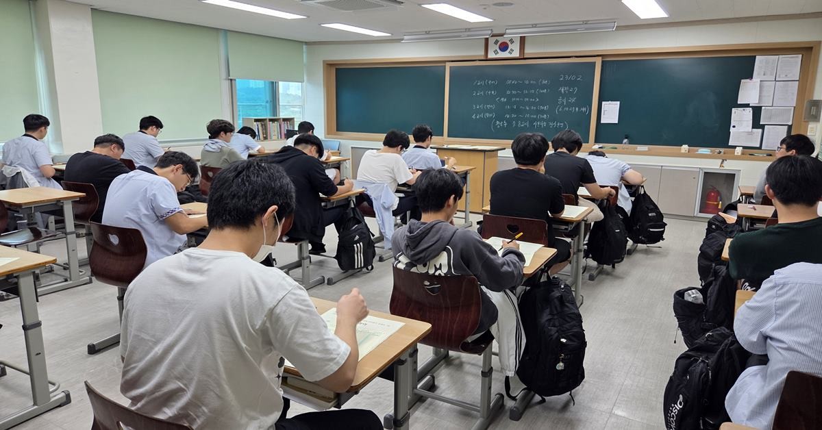 경북교육청은 자체 제작한 수능 모의평가 '대박 예감 수능 마중물'을 경북 도내 126개교 전체 일반계 및 자율고 대상으로 시행했다/경북교육청