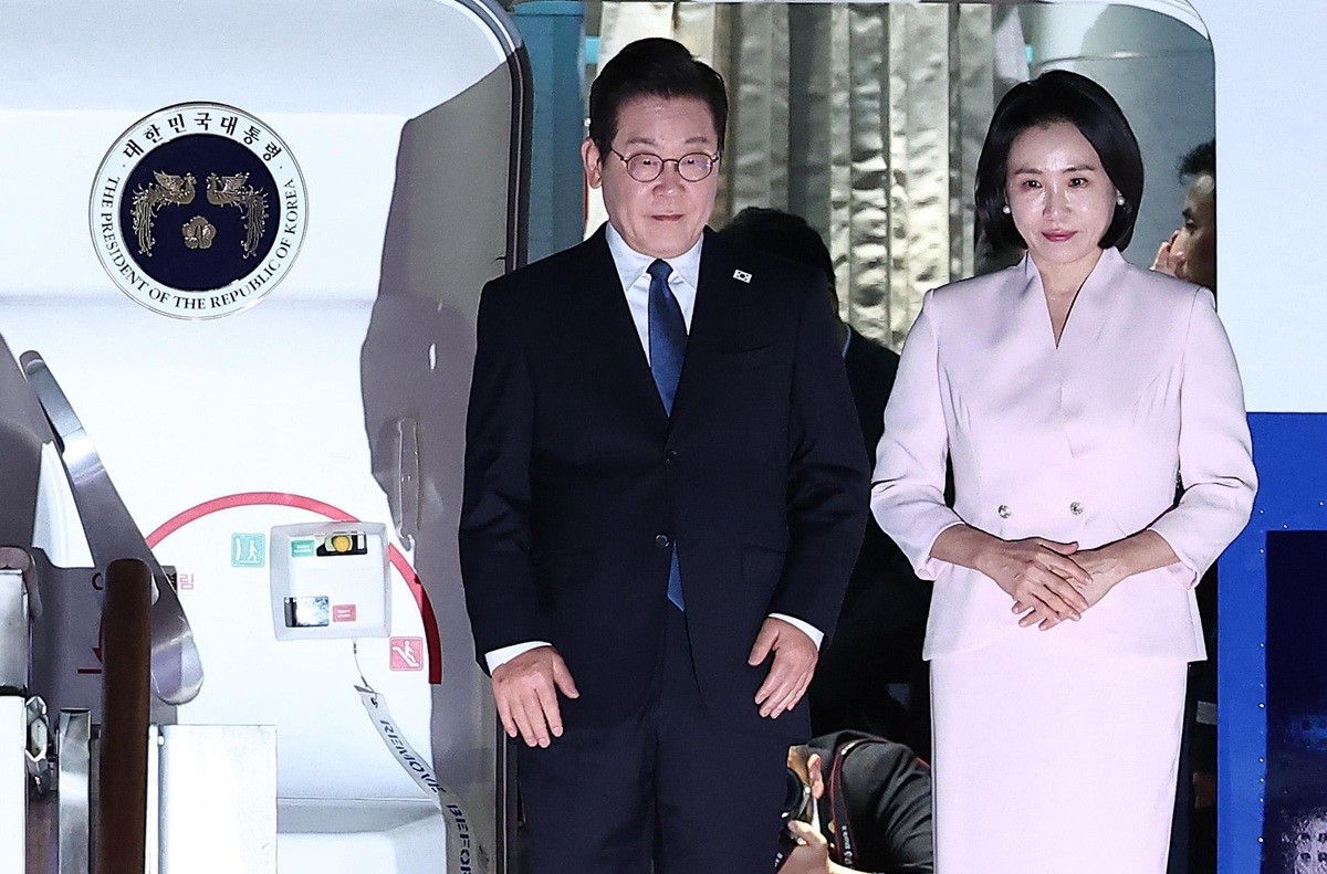 일본·미국 순방 일정을 마친 이재명 대통령과 김혜경 여사가 28일 새벽 경기도 성남 서울공항을 통해 귀국해 인사하고 있다. / 뉴스1